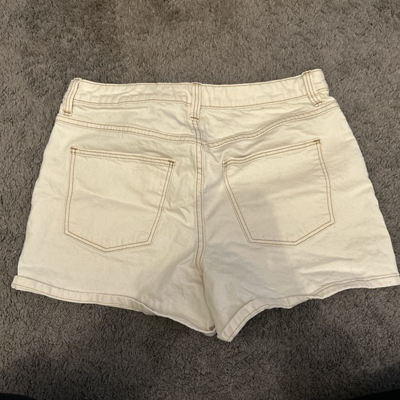 Tan high-waisted vintage midi shorts - Picture 2 of 3